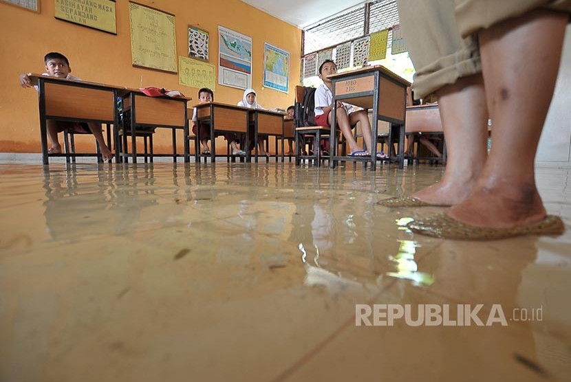 Sekolah diterjang banjir (Ilustrasi)