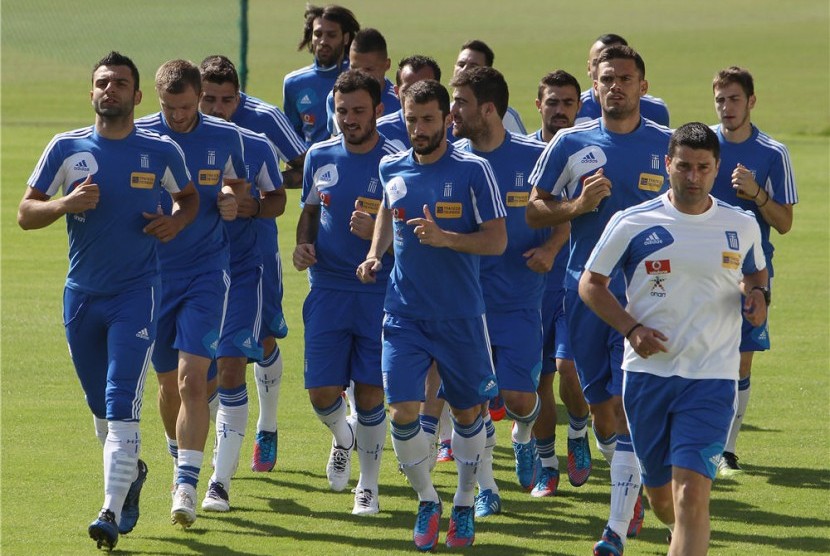 Beberapa pemain timnas Yunani melakukan latihan di Agios Kosmas sports center, Athena, Yunani, Selasa (22/5), jelang perhelatan Piala Eropa 2012.   