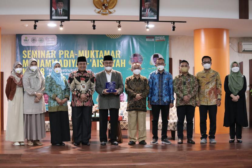 Beberapa pembicara dan panitia dalam Seminar Pra Muhtamar Muhammadiyah Aisyiyah ke-48 bertajuk 