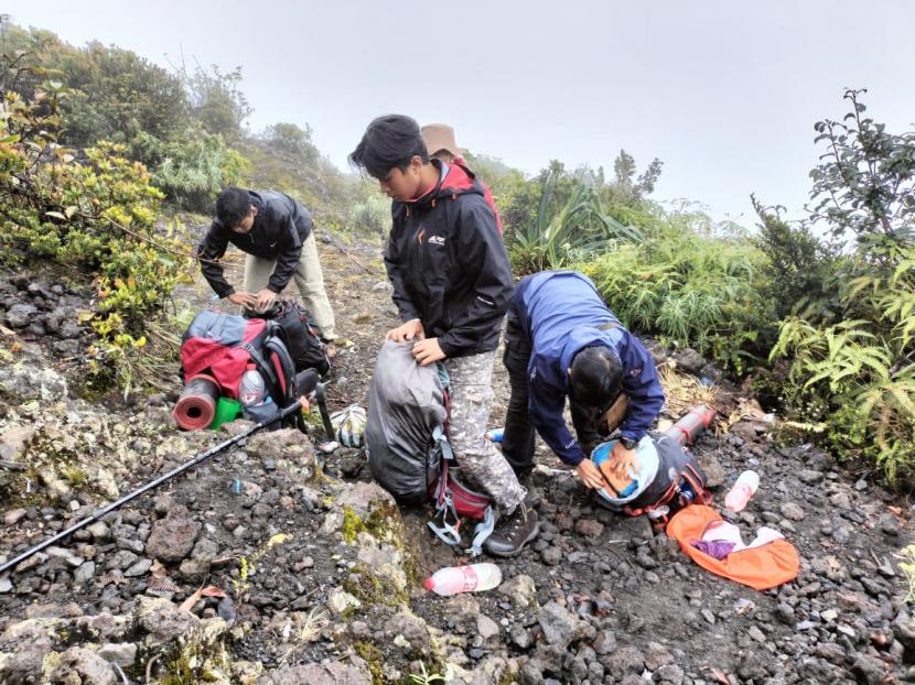 Beberapa pendaki Gunung Marapi yang digiring turun oleh BKSDA dan Basarnas, Ahad (8/1/2023). Warga di Dekat Puncak Gunung Marapi Masih Beraktivitas Seperti Biasa