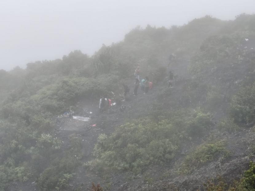 Beberapa pendaki Gunung Marapi yang digiring turun oleh BKSDA dan Basarnas, Ahad (8/1/2023) 