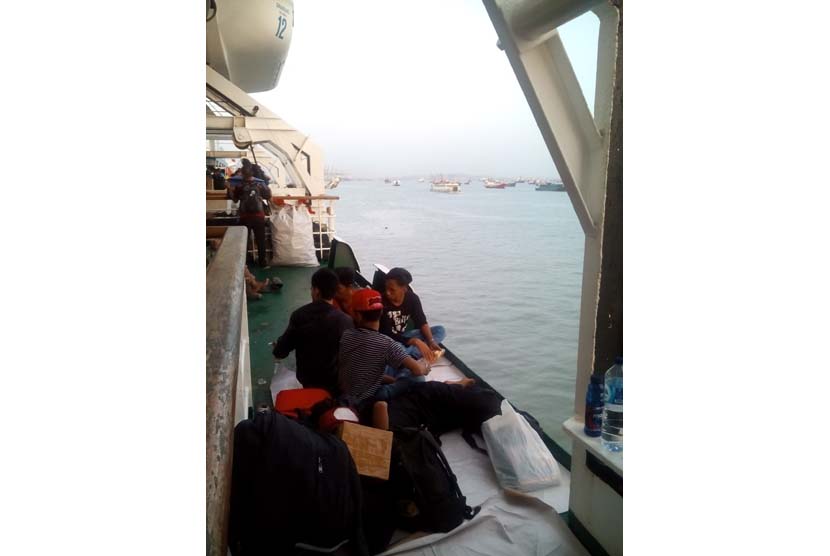 Beberapa penumpang membaca Alquran saat menunggu waktu shalat di mushallah KM Sinabung pada Sabtu (11/7).