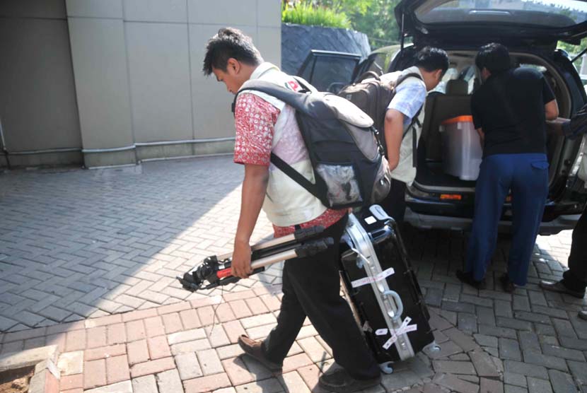 Beberapa penyidik KPK membawa berkas usai melakukan penggeledahan di Kemenag, Jakarta, Jumat (23/5).