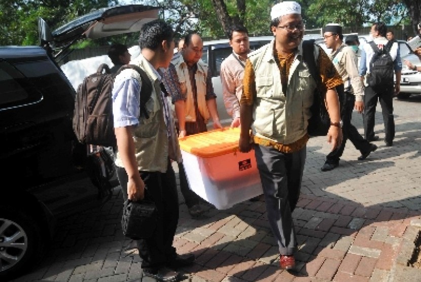 Beberapa penyidik KPK membawa berkas usai melakukan penggeledahan di Kemenag, Jakarta, Jumat (23/5).