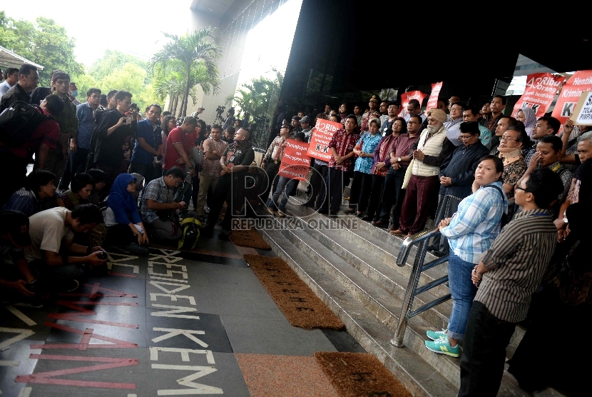 Beberapa perwakilan tokoh lintas agama melakukan doa bersama di Gedung KPK, Jakarta, Jumat (6/2).(Republika/ Wihdan)