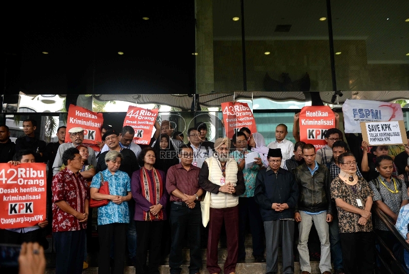 Beberapa perwakilan tokoh lintas agama melakukan doa bersama di Gedung KPK, Jakarta, Jumat (6/2).(Republika/ Wihdan)