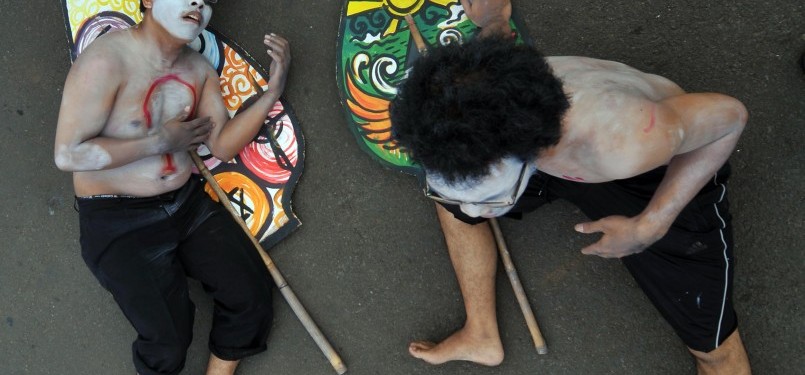 Beberapa peserta aksi dari Pemuda Indoensia Lintas Agama melakukan aksi teaterikal di depan Istana Merdeka, Jakarta, Kamis (27/10). (Republika/Wihdan Hidayat)