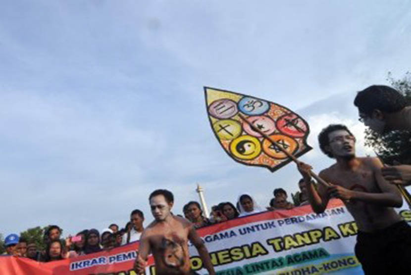 Beberapa peserta aksi dari Pemuda Indoensia Lintas Agama melakukan aksi teaterikal di depan Istana Merdeka, Jakarta, Kamis (27/10). (Republika/Wihdan Hidayat)