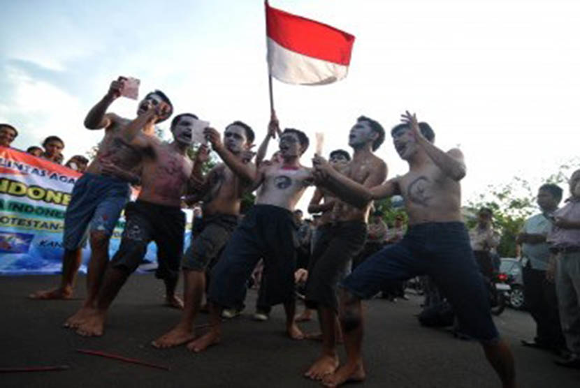 Beberapa peserta aksi dari Pemuda Indoensia Lintas Agama melakukan aksi teaterikal di depan Istana Merdeka, Jakarta, Kamis (27/10). (Republika/Wihdan Hidayat)