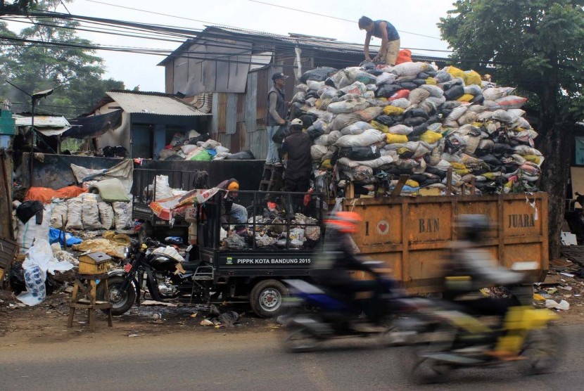 Beberapa petugas kebersihan membereskan sampah di tempat pembuangan sampah sementara, di Jl AH Nasution, Kota Bandung, Selasa (29/3)
