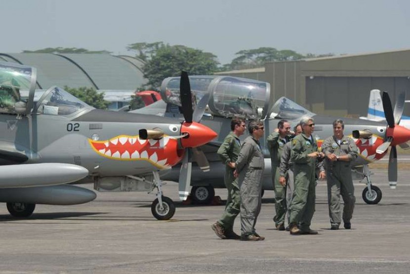  Beberapa pilot dan kru pesawat Super Tocano asal Brasil berjalan di depan pesawat tempur taktis tersebut setibanya di Lanud Halim Perdana Kusuma, Jakarta, Sabtu (1/9). TNI AU membeli empat pesawat Super Tocano dari Pemerintah Brasil, untuk menggantikan pe