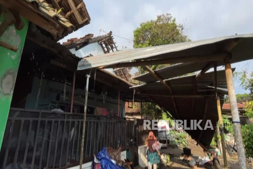 Beberapa rumah yang alami kerusakan akibat hujan yang disertai angin kencang di Kabupaten Sleman, Rabu (15/10/2025). 
