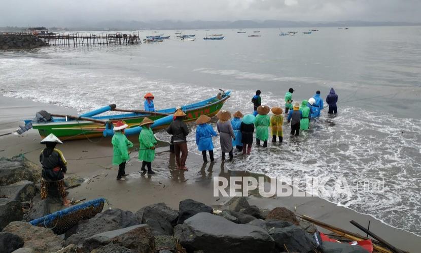 Beberapa saat setelah gempa berkekuatan 5,9 SR Aktivitas nelayan Pantai Pangandaran berlangsung normal, Ahad (25/10). BMKG menyatakan gempa tidak berpotensi tsunami. 