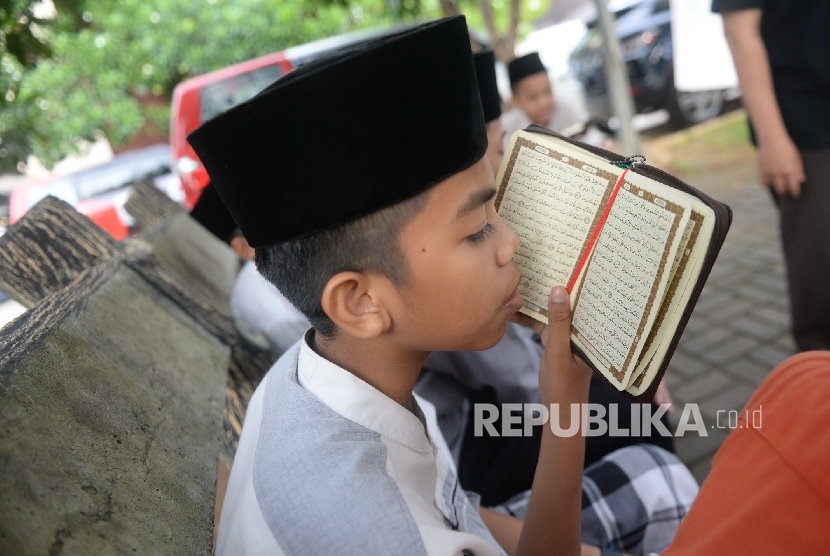  Beberapa santri melakukan tilawah sambil menghafal usai sholat ashar di PPPA Daarul Quran, Tangerang, Banten, Rabu (24/2).  (Republika/Wihdan)