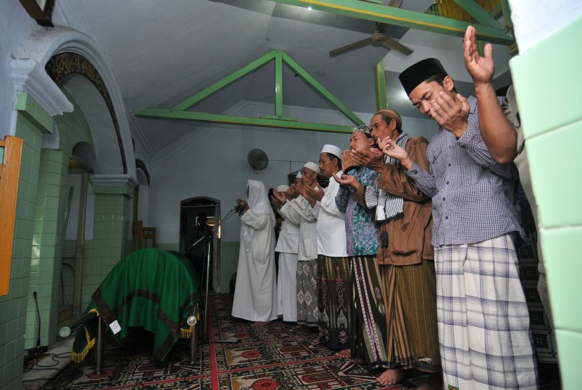  Beberapa santri memanjatkan doa usai melaksanakan salat jenazah Ketua Dewan Syuro DPP PKB KH Abdul Azis Mansyur di Ponpes Tarbiyatunnasyi'in Paculgowang, Jombang, Jawa Timur, Selasa (8/12). 