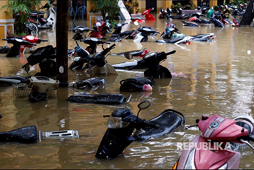 Beberapa sepeda motor terendam di Kota Hoi An, Vietnam setelah badai Damrey menerjang Vietnam.