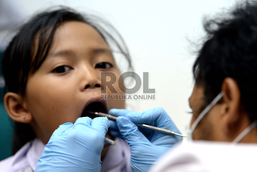 Beberapa siswa sekolah SDN 3 Cikini menjalani pemeriksaan gigi saat Bulan Kesehatan Gigi Nasional di Fakultas Kedokteran Gigi Universitas Indonesia, Jakarta, Selasa (22/9). 