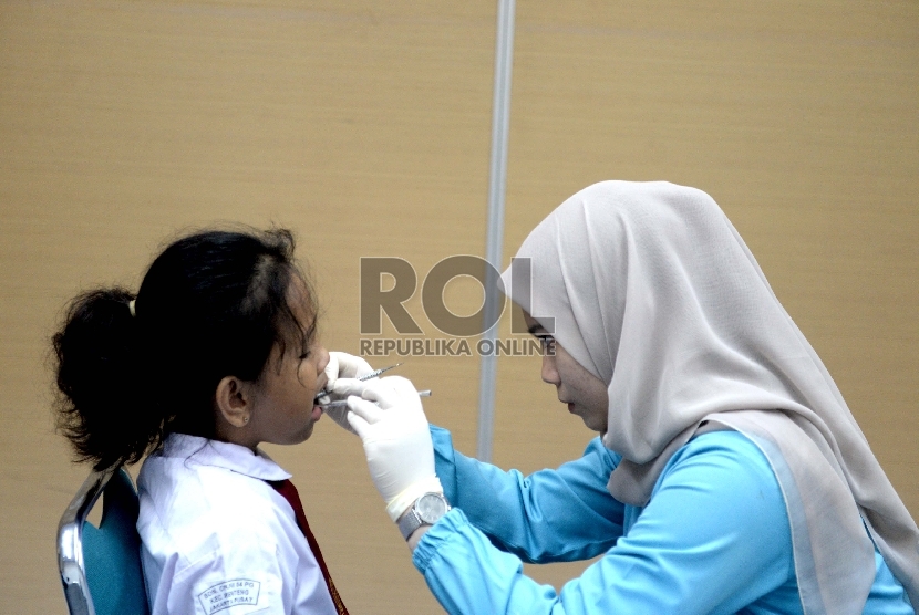 Beberapa siswa sekolah SDN 3 Cikini menjalani pemeriksaan gigi saat Bulan Kesehatan Gigi Nasional di Fakultas Kedokteran Gigi Universitas Indonesia, Jakarta, Selasa (22/9).