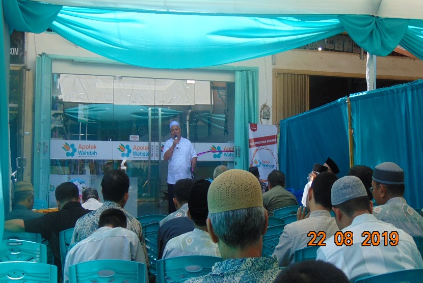 Beberapa tamu menghadiri peresmian Grand Opening Apotek Wahdah Cabang Antang.