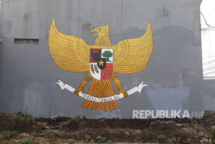 Mural lambang Garuda Pancasila di dinfing rumah warga (ilustrasi).