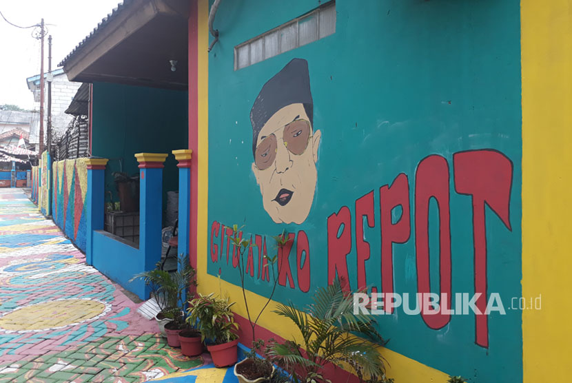 Mural wajah Gus Dur dan ucapannya yang khas, Gitu Aja Ko Repot di gang cantik, Gang Mian Kecamatan Ciputat, Kelurahan Serua, Tangerang Selatan