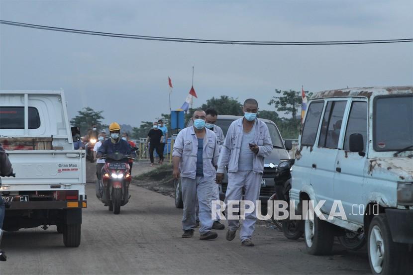 Beberapa Tenaga Kerja Asing (TKA) berjalan di sekitar lokasi pabrik pengolahan dan pemurnian nikel di Indonesia. (ilustrasi). 