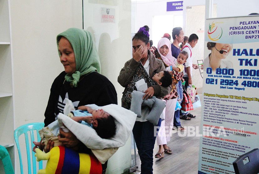 Beberapa tenaga kerja wanita (TKW) yang dideportasi bersama bayinya memasuki ruang Pos Pelayanan Penempatan dan Perlindungan Tenaga Kerja Indonesia (P4TKI) di pelabuhan Pelindo I Dumai, Dumai, Riau, Kamis (8/3).