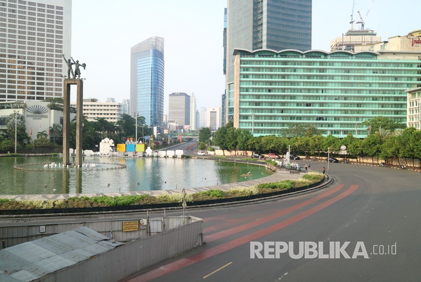 Beberapa titik jalan protokol di Jakarta terlihat sepi pada saat Hari Raya Idul Fitri, Jumat (15/6). 