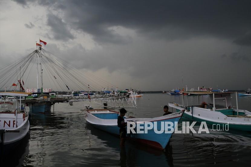 Beberapa unit kapal nelayan berada disekitar Teluk Kendari saat cuaca buruk, di Kendari, Sulawesi Tenggara, Kamis (28/1/2021). Badan Meteorologi, Klimatologi dan Geofisika (BMKG) menghimbau masyarakat Sulawesi Tenggara (Sultra) untuk mewaspadai gelombang tinggi dan banjir dipuncak musim hujan pada bulan Februari 2021. 