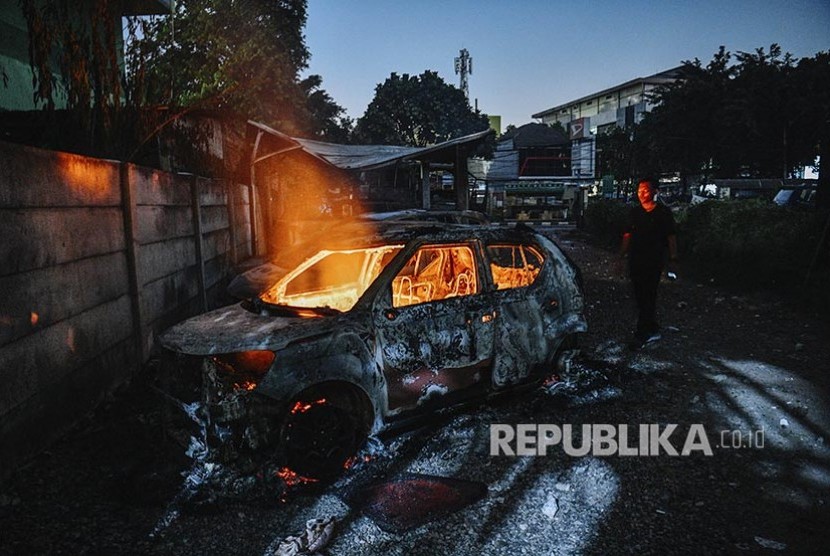 Beberapa unit mobil terbakar akibat kerusuhan 22 Mei 2019. 