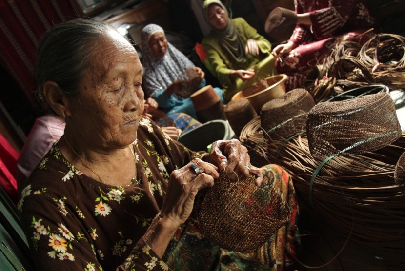 Beberapa warga desa Margasari Kec. Candi Laras Utara Kab. Tapin, Kalimantan Selatan, menganyam kopiah jangang khas daerah tapin yang terbuat dari tumbuhan jangang, Kalsel.