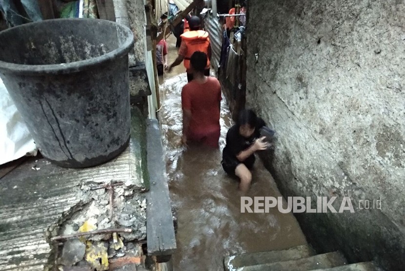 Beberapa warga di daerah Rawajati yang rumahnya terendam banjir masih berusaha menyelamatkan barang-barang yang belum sempat di bawa ke tempat yang lebih tinggi. Warga melakukan evakuasi dibantu oleh petugas dari wilayah Jakarta Selatan pada Senin (5/2).