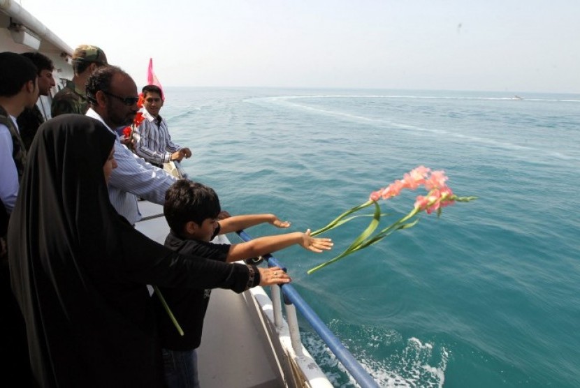 Beberapa warga Iran menabur bunga untuk saudara-saudara mereka yang tewas dalam kecelakan Iran Air 655. Pesawat ini ditembak jatuh oleh Kapal Laut USS Vincennes milik Amerika Serikat 3 Juli 1988 menewaskan semua awaknya.
