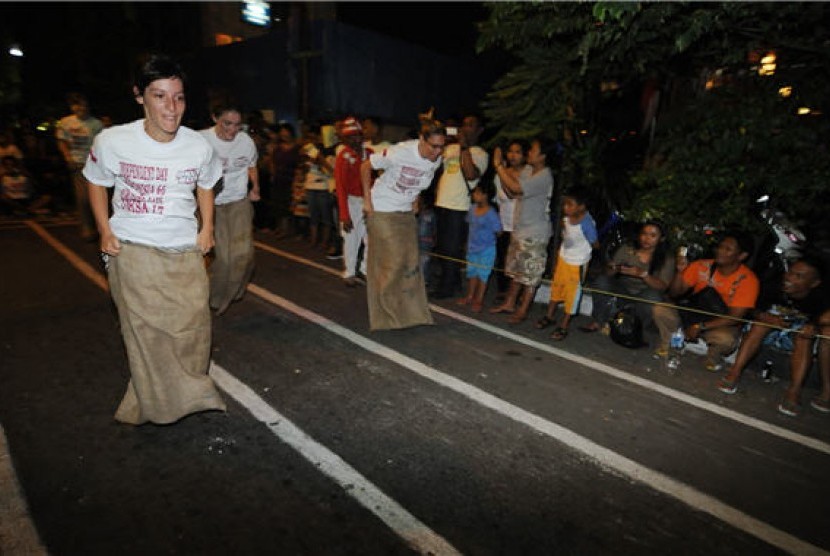  Beberapa warga negara asing mengikuti lomba balap karung di Jalan Jaksa, Jakarta, Rabu (17/8). 