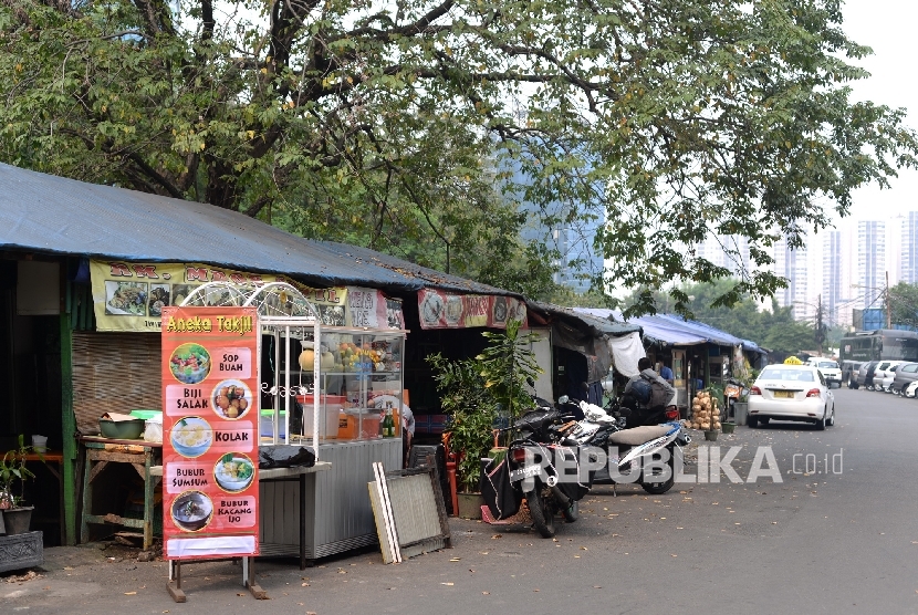  Beberapa warung makan banyak yang memilih tutup pada hari pertama Ramadhan di kawasan perkantoran Jakarta, Senin (6/6). (Republika/Wihdan)