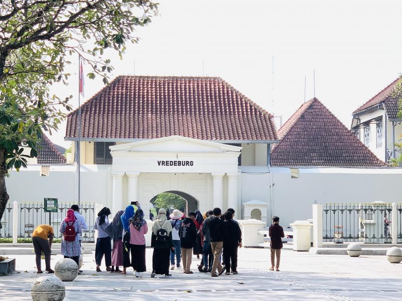 Beberapa wisatawan mulai memasuki tempat wisata Benteng Vredeburg, Yogyakarta pada Sabtu (11/6/2022).
