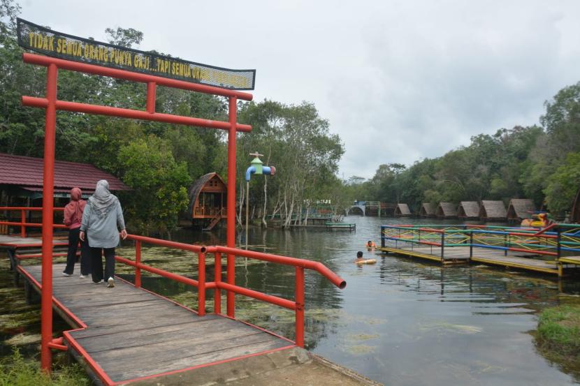 Beberapa wisatawan tampak mengunjungi Danau Suji di Desa Lembak, Kecamatan Lembak, Kabupaten Muara Enim, Sumatera Selatan.