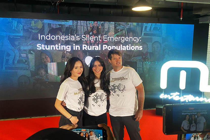 Beby Tshabina (kiri),  Produser & Sutradara Nayla Punjabi (tengah), dan CO Founder + CEO 1000 Days Fund Zack Petersen, di acara jumpa pers film dokumenter, Indonesia