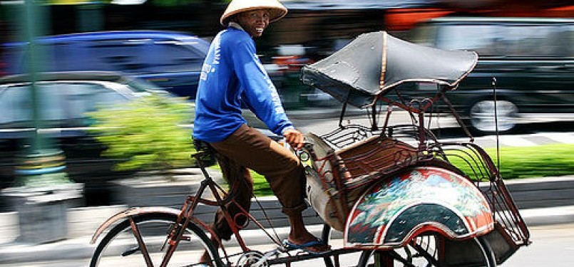 Becak, alat transportasi non BBM jadi transportasi alternatif di Sea Games 2011 di Palembang, Sumatera Selatan.