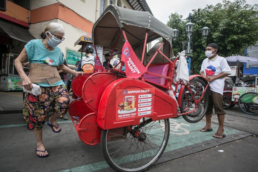 Becak menjadi salah satu sarana transportasi tradisional yang banyak digunakan warga kota Solo
