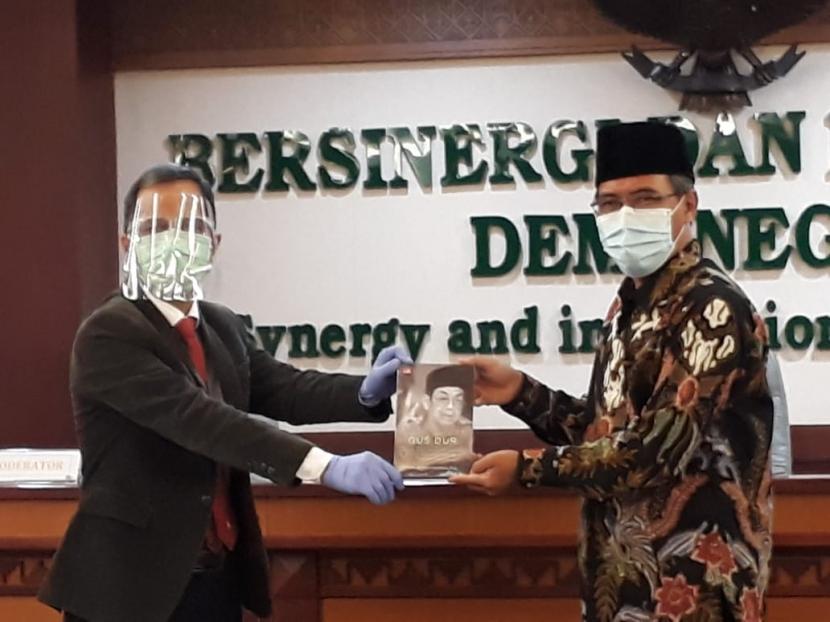 Bedah buku Rektor Unila Prof Aom Karomani berjudul Gus Dur Jatuh dari Kursi Presiden dan Keberpihakan Media Massa di Universitas Lampung, Rabu (30/12). 