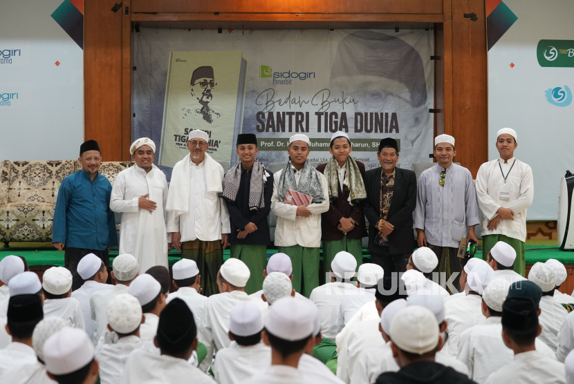 Bedah buku Santri Tiga Dunia HM Baharun di Kompleks Pesantren Sidogiri Jawa Timur.