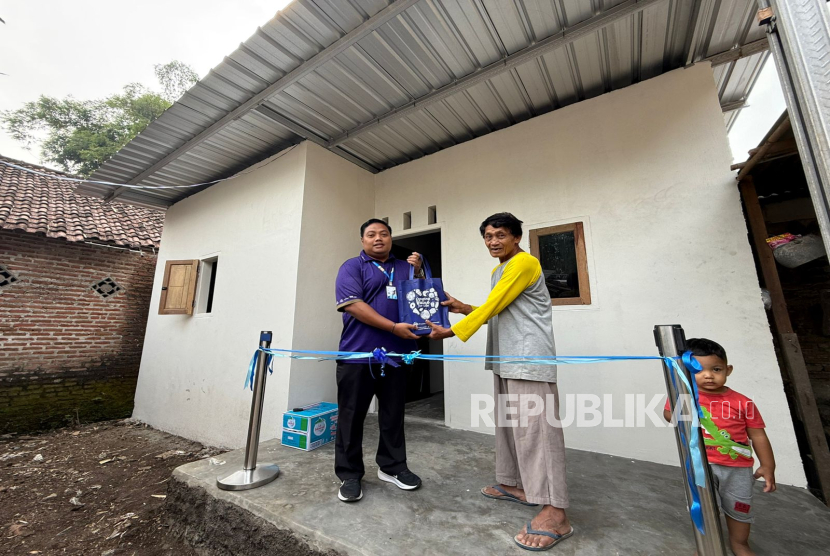 Bedah rumah sebagai bagian dari rangkaian HUT FiberCreme. 