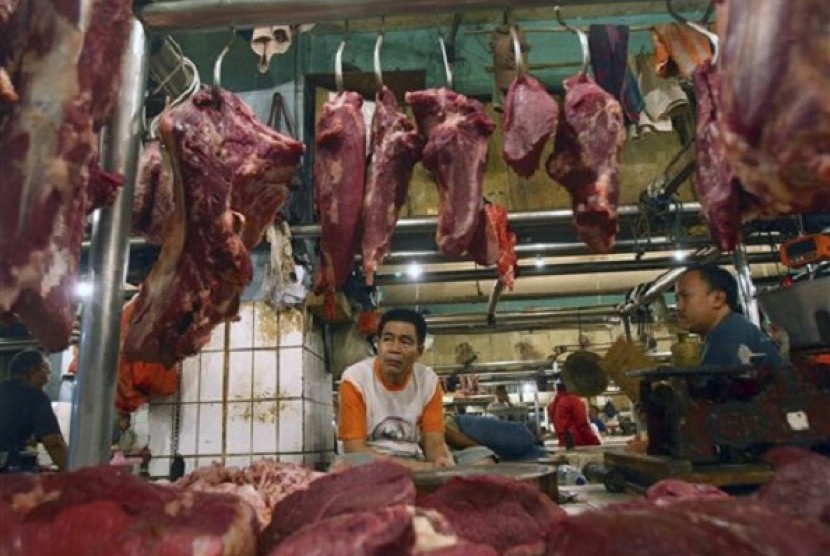 Beef vendors wait for customers at their stall at a market in Jakarta, Indonesia, Thursday, April 26, 2012. Indonesia became the first country to suspend imports of U.S. beef Thursday following the discovery this week of an American dairy cow infected with