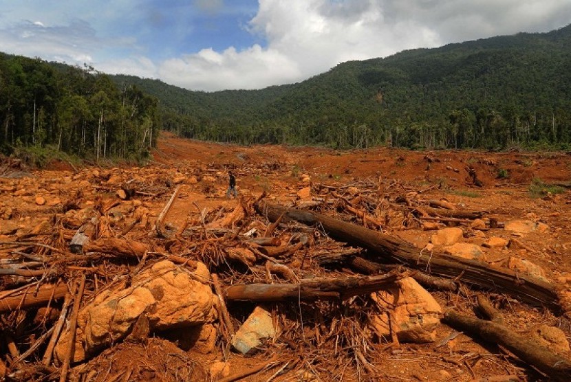 Before tightening the export on mining resources, the government had previously banned the export of logs, which had drawn protests from various quarters. The picture shows flood and environmental destruction, caused by illegal logging in Maili, Luwu Timur