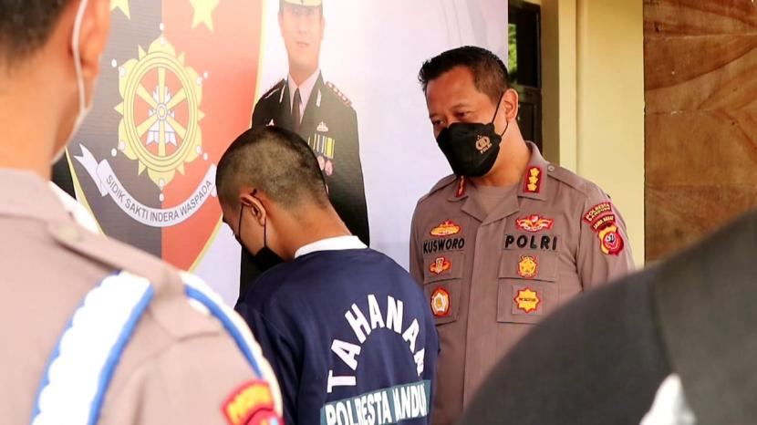 Begal supir taksi daring di Kabupaten Bandung berinisial AH yang sempat masuk daftar pencarian orang (DPO) berhasil diringkus jajaran Satreskrim Polresta Bandung. Pelaku pada Jumat (25/3/2022) melakukan aksi begal dengan berpura-pura menjadi penumpang yang ingin diantar dari Cilengkrang menuju Ciparay. 