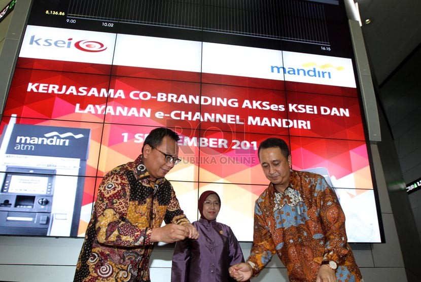 Penandatanganan perjanjian kerjasama Co-branding Fasilitas AKSes, antara bank Mandiri dengan KSEI di Jakarta, Senin (1/9). (Foto: Yasin Habibi/ Republika)
