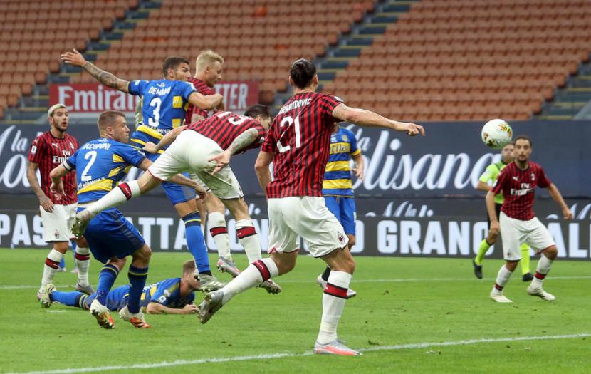 Bek AC Milan Alessio Romagnoli (tengah) mencetak gol ke gawang Parma.