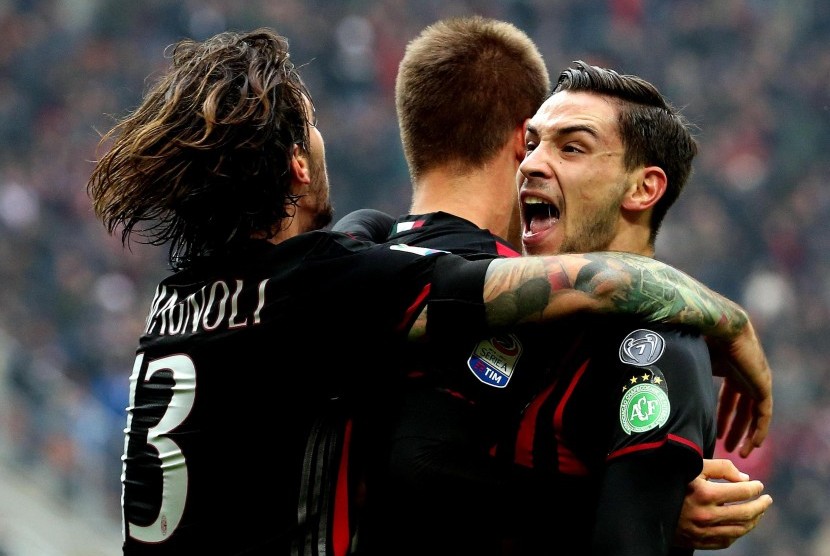 Bek AC Milan, Gustavo Gomez (kanan) merayakan gol timnya ke gawang Crotone pada sebuah laga Serie A belum lama ini.