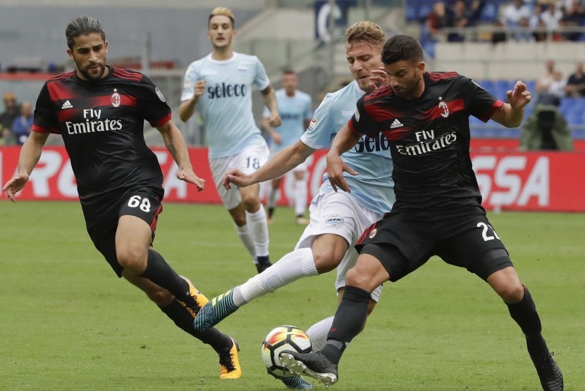 Bek AC Milan, Ricardo Rodriguez beraksi pada laga Serie A lawan Lazio di Stadion Olimpico, Ahad (10/9). Milan kalah 1-4 pada laga ini.